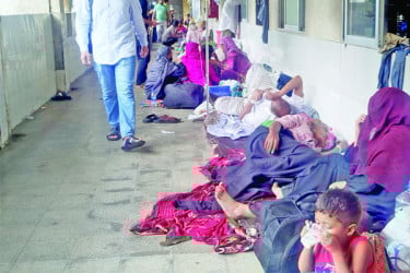 চমেকে রোগীর ভিড় বারান্দায় চিকিৎসা
