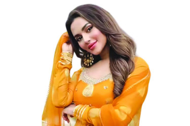 মিষ্টি হাসিতে  নুসরাত ফারিয়া