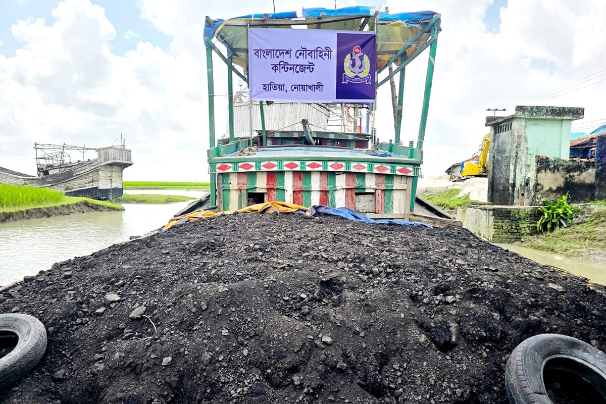 নোয়াখালীর হাতিয়ায় নৌবাহিনীর অভিযান: কয়লাসহ ০৩ ট্রলার আটক