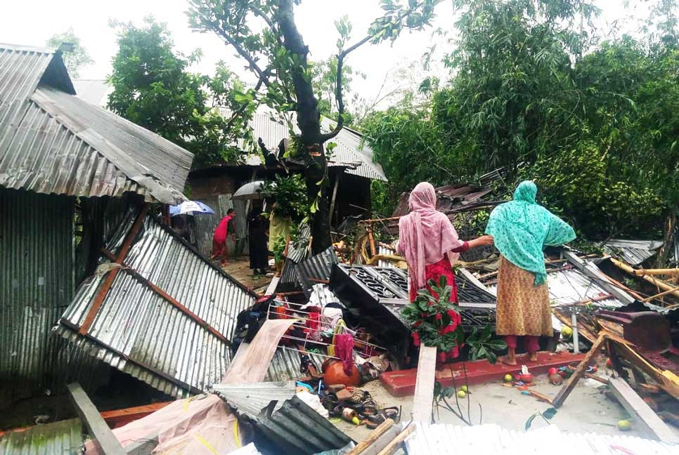 লালমনিরহাটে আকস্মিক ঘূর্ণিঝড়ে লণ্ডভণ্ড কয়েক গ্রাম, আহত ৩