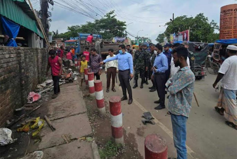 নেত্রকোনায় ফুটপাত দখলমুক্ত করতে অভিযান