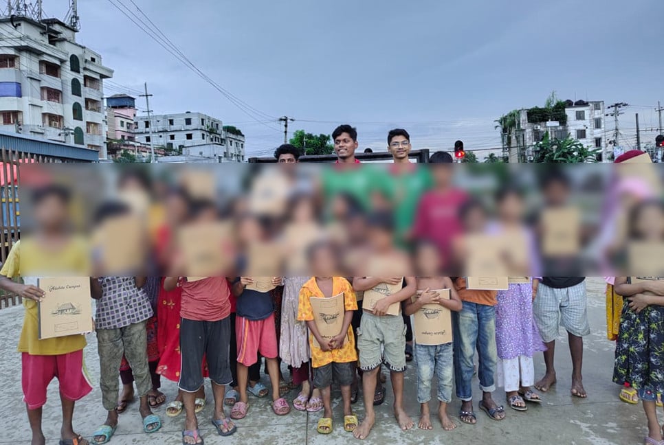 কুমিল্লা রেল স্টেশনে পথ শিশুদের মাঝে শিক্ষা উপকরণ উপহার