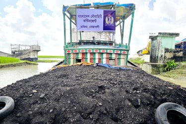 নোয়াখালীর হাতিয়ায় নৌবাহিনীর অভিযান: কয়লাসহ ০৩ ট্রলার আটক
