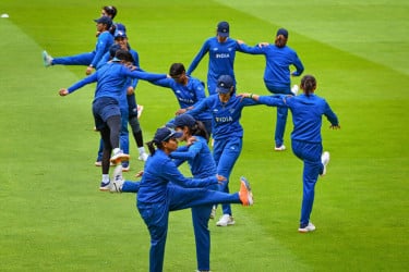 প্রেমাদাসায় ভারতের অনুশীলনের সময় মাঠে সাপ
