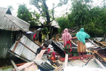 লালমনিরহাটে আকস্মিক ঘূর্ণিঝড়ে লণ্ডভণ্ড কয়েক গ্রাম, আহত ৩