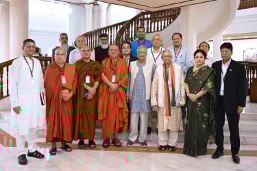 প্রবারণা পূর্ণিমা উপলক্ষে প্রধান উপদেষ্টার সঙ্গে বৌদ্ধ ধর্মীয় নেতৃবৃন্দের শুভেচ্ছা বিনিময়