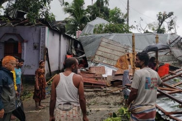 নীলফামারীতে ঝড়ে তছনছ ৫ শতাধিক ঘরবাড়ি, আহত ৫০