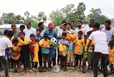 সিংড়ায় ক্ষুদে শিক্ষার্থীদের মাঝে ক্রীড়া সামগ্রী ও গাছের চারা বিতরণ