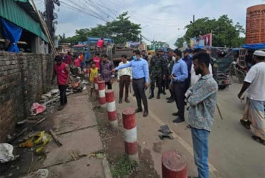 নেত্রকোনায় ফুটপাত দখলমুক্ত করতে অভিযান