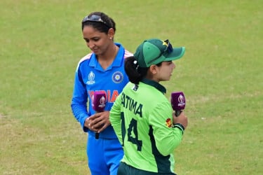 নারী বিশ্বকাপেও হাত মেলাননি ভারত-পাকিস্তান অধিনায়ক