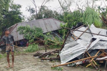 গঙ্গাচড়ায় দুই মিনিটের ঝড়ে দুই শতাধিক ঘরবাড়ি ক্ষতিগ্রস্ত