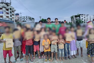 কুমিল্লা রেল স্টেশনে পথ শিশুদের মাঝে শিক্ষা উপকরণ উপহার