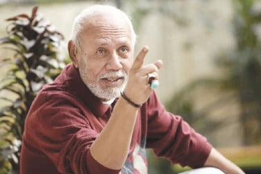 আসি বলে পালিয়ে গেলেন এ টি এম শামসুজ্জামান