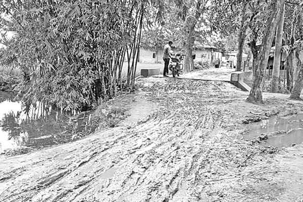 কাদা পানিতে একাকার সড়ক