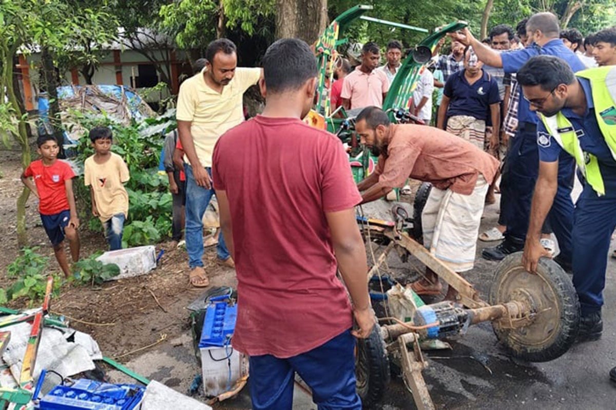 বড়াইগ্রামে বাসচাপায় অটোরিকশার চালকসহ তিনজন নিহত