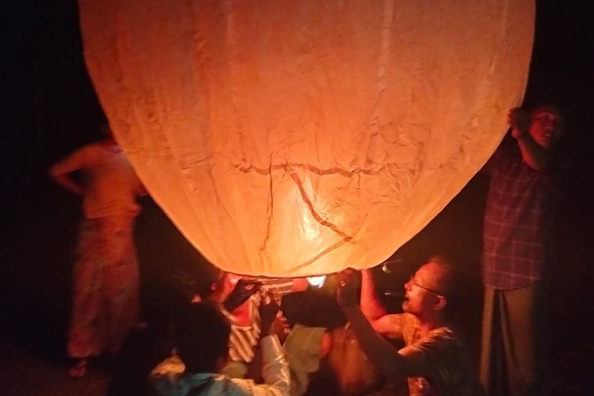 প্রবারণা পূর্ণিমায় ফানুসে রঙিন হলো কুয়াকাটার আকাশ