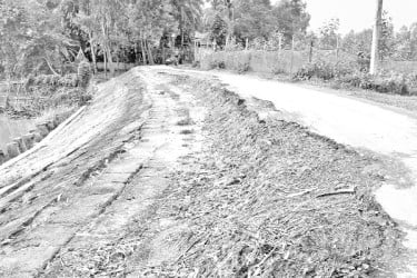 রাস্তায় ধস চলাচলে দুর্ভোগ
