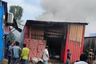 টঙ্গীতে ঝুট গোডাউনে আগুন, পুড়ে গেছে মালামাল