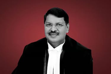 ভারতের প্রধান বিচারপতির দিকে জুতা নিক্ষেপ