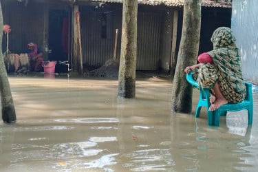 লালমনিরহাটে পানিবন্দি ৫০ হাজার মানুষ, তিস্তাপাড়ে বোবা কান্না