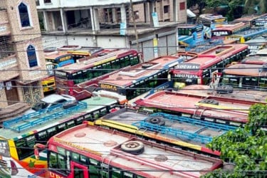 বগুড়ায় করতোয়া গেটলক বাস চলাচল বন্ধ, যাত্রীরা বিপাকে
