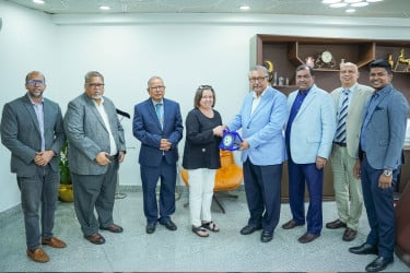 এআইইউবি পরিদর্শনে কানাডিয়ান হাইকমিশনের প্রতিনিধি দল