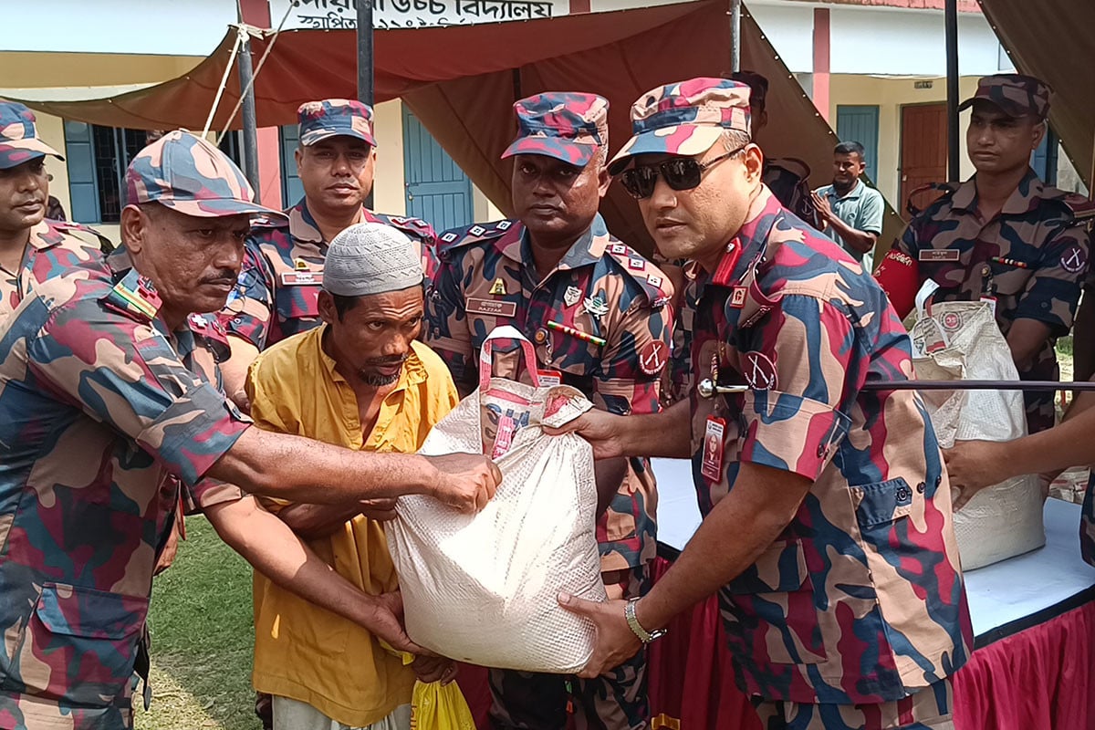 লালমনিরহাটে বন্যার্তদের পাশে ৬১ বিজিবি