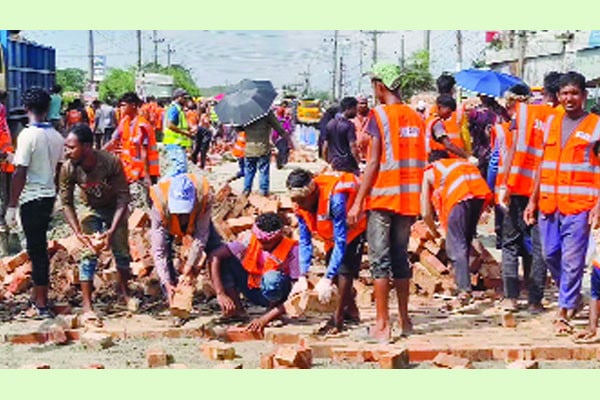 উপদেষ্টা আসার খবরে তোড়জোড় সড়ক মেরামতে