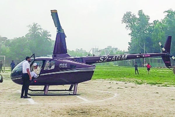 হেলিকপ্টারে এসে প্রার্থিতা ঘোষণা করলেন প্রবাসী