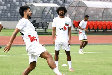 সকালে ঢাকায় নেমেই বিকেলে অনুশীলনে হামজা