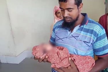 হাসপাতালের সামনে কাপড়ে মোড়ানো কন্যা শিশু উদ্ধার, এলাকায় চাঞ্চল্য