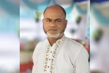 মোটরসাইকেলে এসে গাড়িতে থাকা ব্যবসায়ীকে গুলি করে হত্যা
