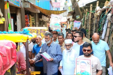 নারায়ণগঞ্জে বিএনপির ৩১ দফার লিফলেট বিতরণ করলেন খোরশেদ
