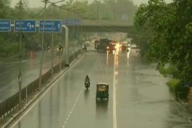 ভারী বর্ষণে বিপর্যস্ত দিল্লি, বিমান চলাচল বিঘ্ন