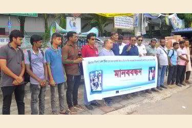 দুই সাংবাদিকের উপর হামলায় জড়িতদের গ্রেফতারের দাবি