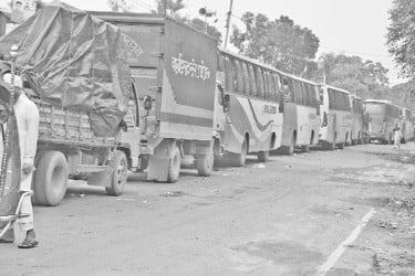 ফেরিঘাট সংকট গাড়ির দীর্ঘ সারি