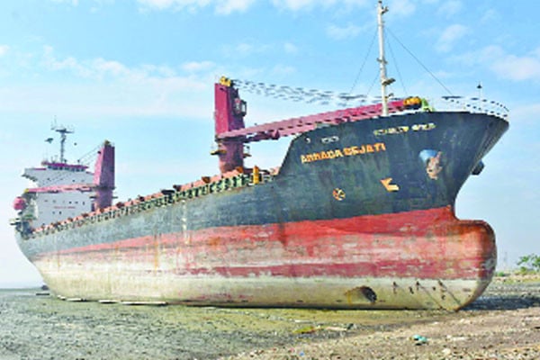 জাহাজভাঙা শিল্পে কালো মেঘ