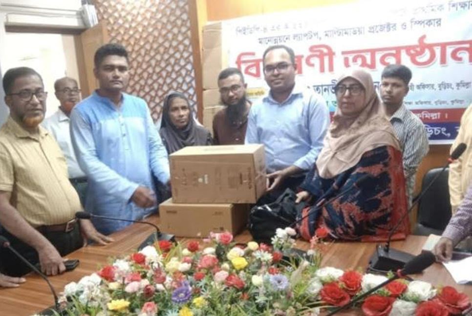 বুড়িচংয়ে ৭৭টি প্রাথমিক বিদ্যালয়ে ল্যাপটপ বিতরণ