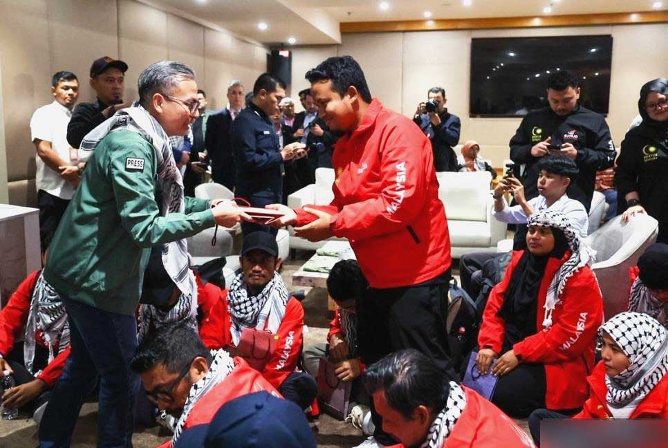 গ্লোবাল সুমুদ ফ্লোটিলা স্বেচ্ছাসেবকদের মোবাইল উপহার দিল মালয়েশিয়া