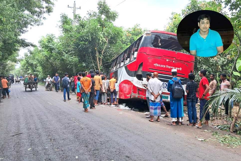 বাসচাপায় শিক্ষকের মৃত্যু, প্রতিবাদে শিক্ষার্থীদের সড়ক অবরোধ