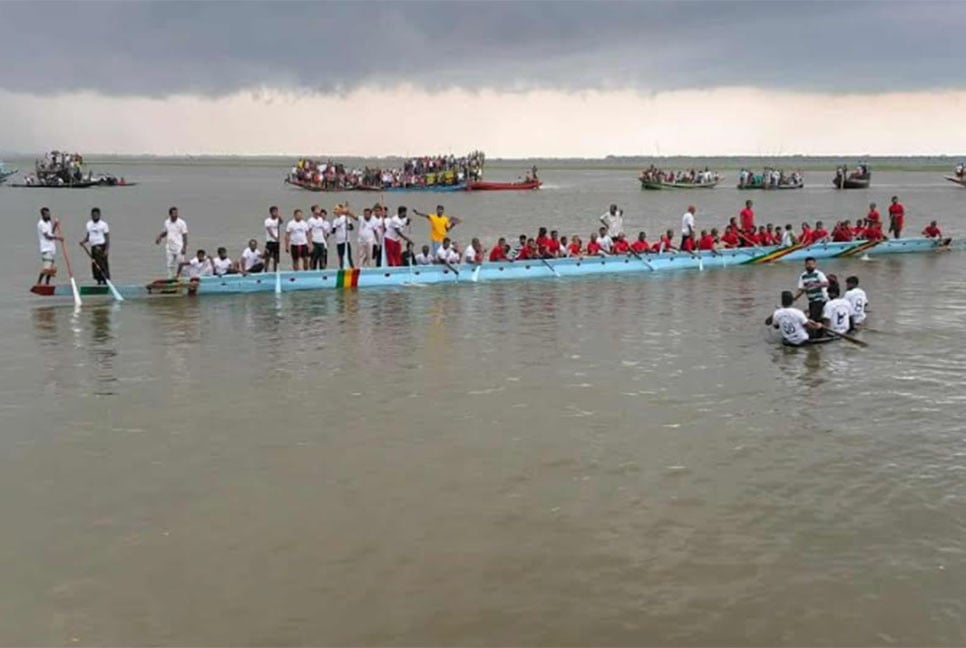 তিতাস নদীতে ঐতিহ্যবাহী নৌকাবাইচে মানুষের ঢল