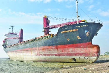 জাহাজভাঙা শিল্পে কালো মেঘ