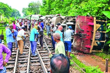 লাইনচ্যুত উপবন এক্সপ্রেস