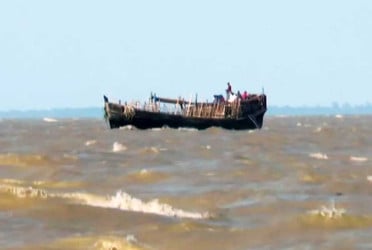 বঙ্গোপসাগরে ভাসতে থাকা ট্রলারসহ ২৬ জেলে জীবিত উদ্ধার