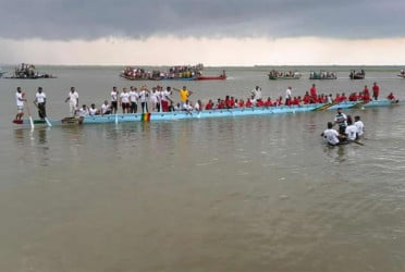 তিতাস নদীতে ঐতিহ্যবাহী নৌকাবাইচে মানুষের ঢল