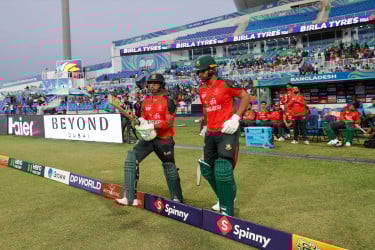 প্রথম ওয়ানডেতে টস জিতে ব্যাটিংয়ে বাংলাদেশ