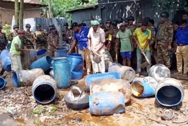 গাজীপুরে বিপুল পরিমাণ চোলাই মদ জব্দ