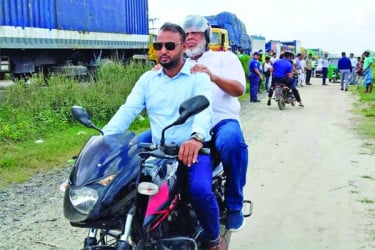 মহাসড়ক পরিদর্শনে এসে যানজটের কবলে উপদেষ্টা