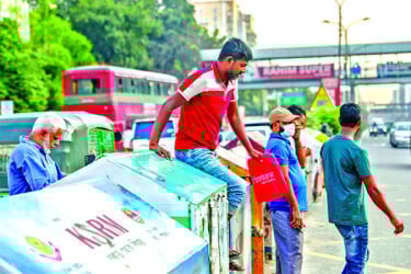 ফুটওভার ব্রিজ থাকলেও ঝুঁকি নিয়ে রাস্তা পার