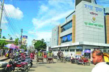 বাইকের দখলে নগর ভবনের সামনের সড়ক